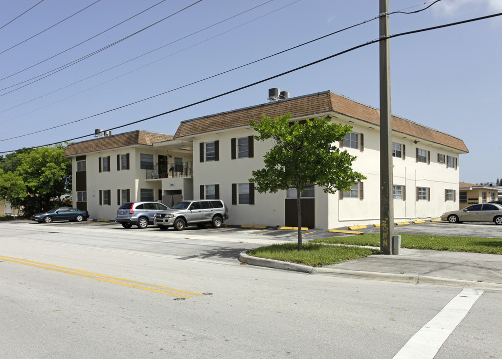 Kenwood Apartments in Miami, FL - Building Photo