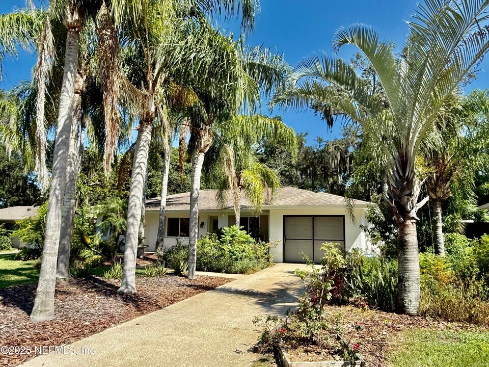 1129 Alcala Dr in St. Augustine, FL - Foto de edificio