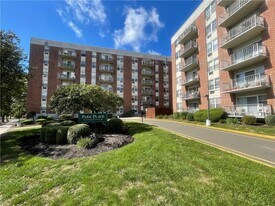 35 Park Ave in Suffern, NY - Building Photo