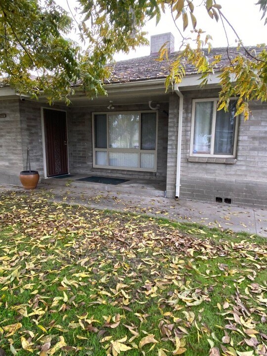 1516 Scenic Dr in Modesto, CA - Foto de edificio