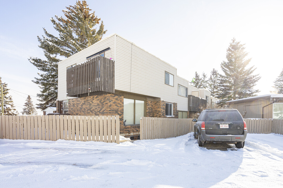 23 Huntington Park Pl NW in Calgary, AB - Building Photo