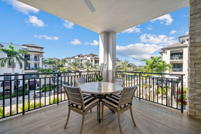 1035 3rd Ave S, Unit 312 in Naples, FL - Foto de edificio - Building Photo