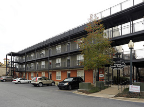 Harbor Town Square in Memphis, TN - Building Photo - Building Photo