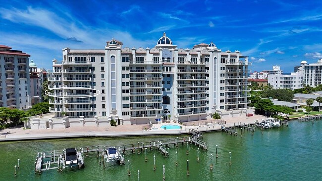 464 Golden Gate Point in Sarasota, FL - Foto de edificio - Building Photo