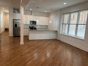 2205 W Iowa St in Chicago, IL - Building Photo - Building Photo