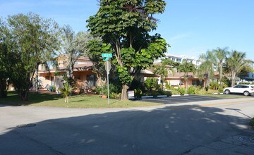 Jovi's Garden in Deerfield Beach, FL - Foto de edificio - Building Photo