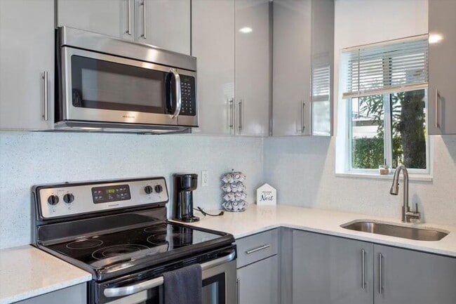 113 Phippen Waiters Rd in Dania Beach, FL - Building Photo - Building Photo