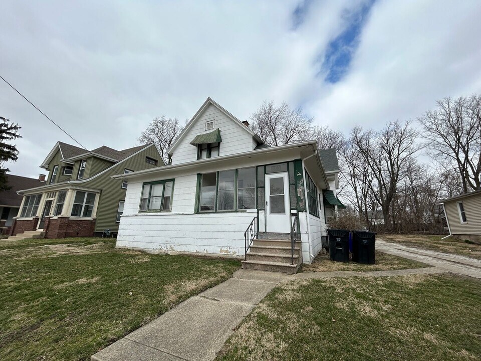 205 Union St in Bloomington, IL - Building Photo