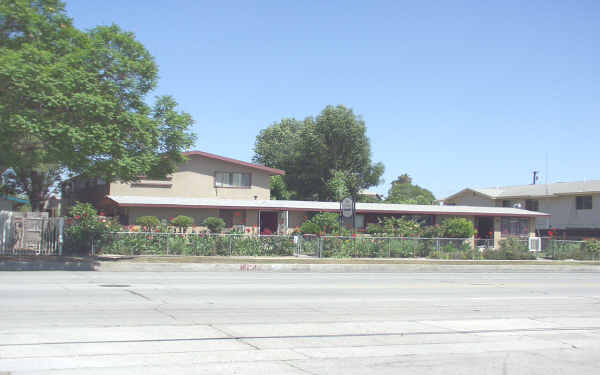 San Cristobal Apartments in Pomona, CA - Foto de edificio - Building Photo