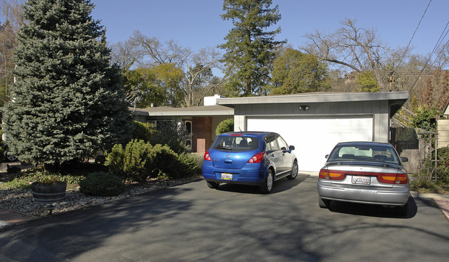 3788 Mosswood Dr in Lafayette, CA - Foto de edificio - Building Photo