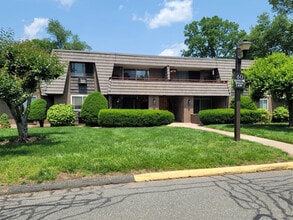 60 Rambling Brook Ln in Glastonbury, CT - Building Photo - Building Photo