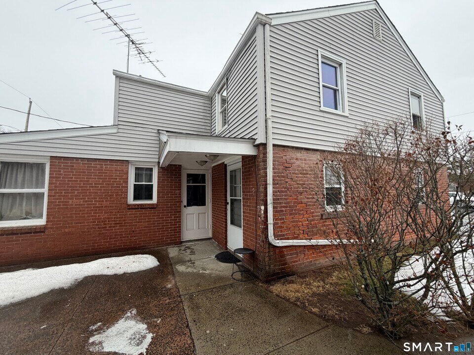 205 London Dr in Hamden, CT - Building Photo