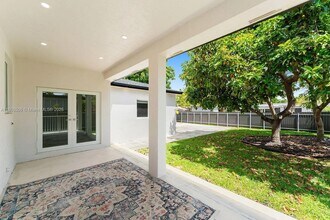 6471 SW 43rd St in Miami, FL - Building Photo - Building Photo