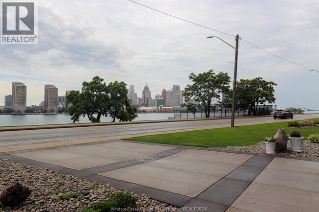 1225 Riverside Dr W in Windsor, ON - Building Photo - Building Photo