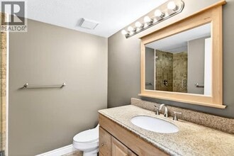 2551 Parkview Ln in Port Coquitlam, BC - Building Photo - Building Photo