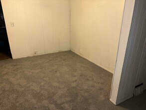 13717 Caine Ave-Unit -Lower level in Cleveland, OH - Foto de edificio - Building Photo