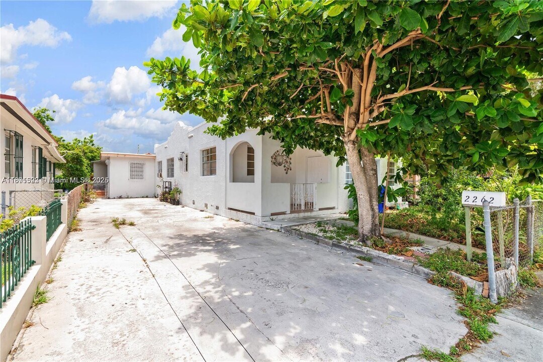 2262 NW 5th St in Miami, FL - Building Photo