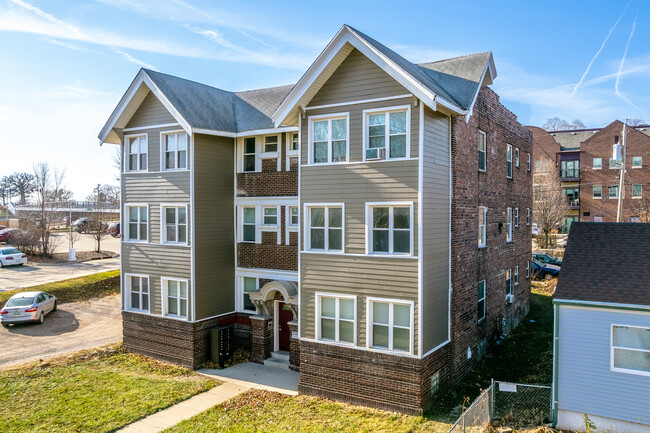 Village Green in Des Moines, IA - Foto de edificio - Building Photo