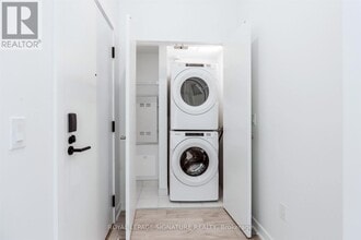 720 Whitlock Ave in Milton, ON - Building Photo - Building Photo