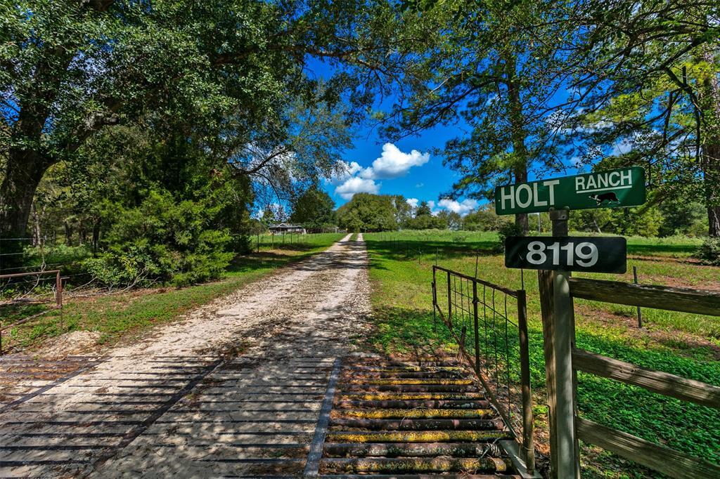 8119 CR 209 in Plantersville, TX - Building Photo