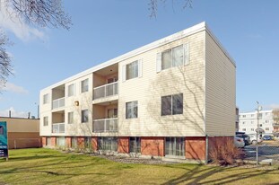 Oakmount Manor in Edmonton, AB - Building Photo