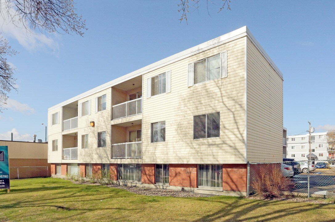 Oakmount Manor in Edmonton, AB - Building Photo