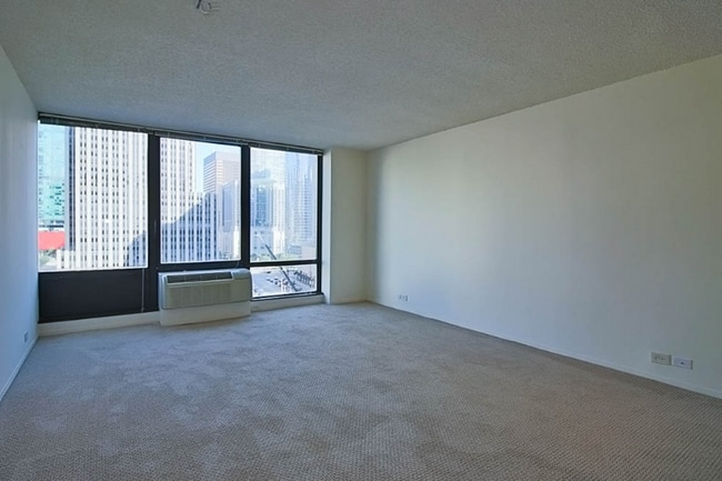 236 E Wacker Dr in Chicago, IL - Building Photo - Building Photo