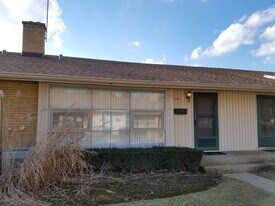 920 N Milwaukee Ave, Unit C in Libertyville, IL - Building Photo