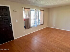 2411 W Hazelwood St-Unit -277 in Phoenix, AZ - Foto de edificio - Building Photo
