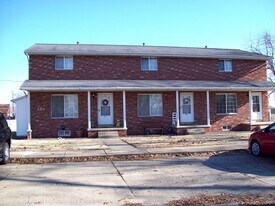 101 Colonial Sq, Unit B in Belpre, OH - Building Photo
