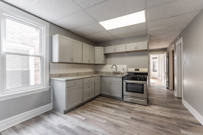 2132 W Iowa St, Unit 1 in Chicago, IL - Building Photo - Building Photo