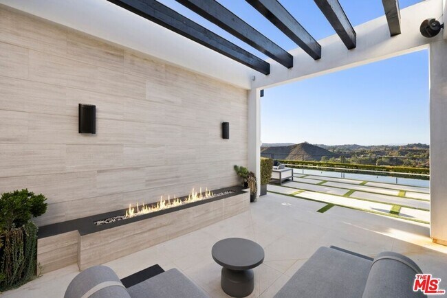 565 Evelyn Pl in Beverly Hills, CA - Building Photo - Building Photo