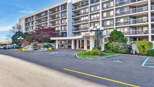 200 High Point Dr in Hartsdale, NY - Foto de edificio - Building Photo