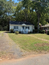 2582 Hemphill St in Charlotte, NC - Foto de edificio - Building Photo