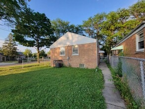 9900 S Paxton Ave in Chicago, IL - Building Photo - Building Photo