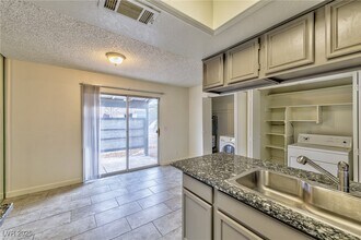 221 N Lamb Blvd in Las Vegas, NV - Building Photo - Building Photo