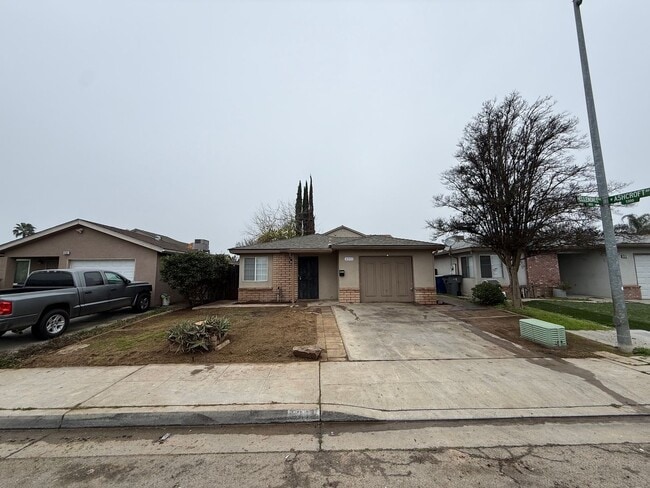 4311 N Ellendale Ave