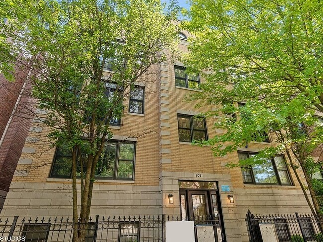 property at 905 W Lawrence Ave