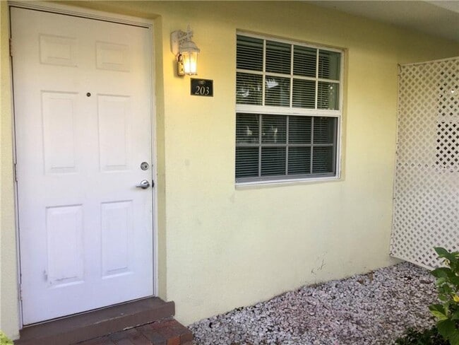 2660 NE 8th Ave in Wilton Manors, FL - Building Photo - Building Photo