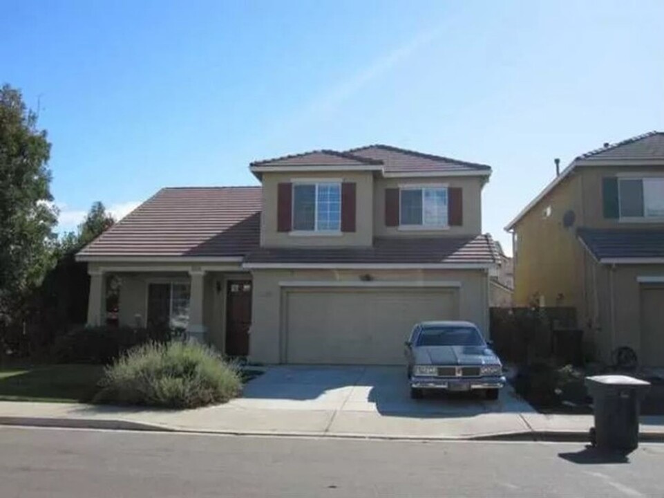 1154 Strawbridge Dr in Newman, CA - Building Photo