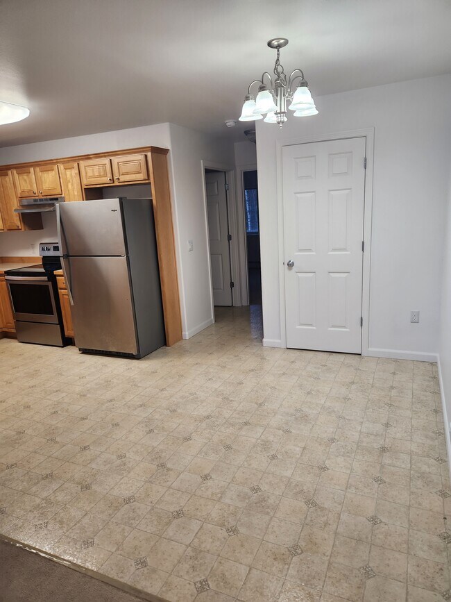 401 W Roy Rd, Unit #3 in Wasilla, AK - Foto de edificio - Building Photo