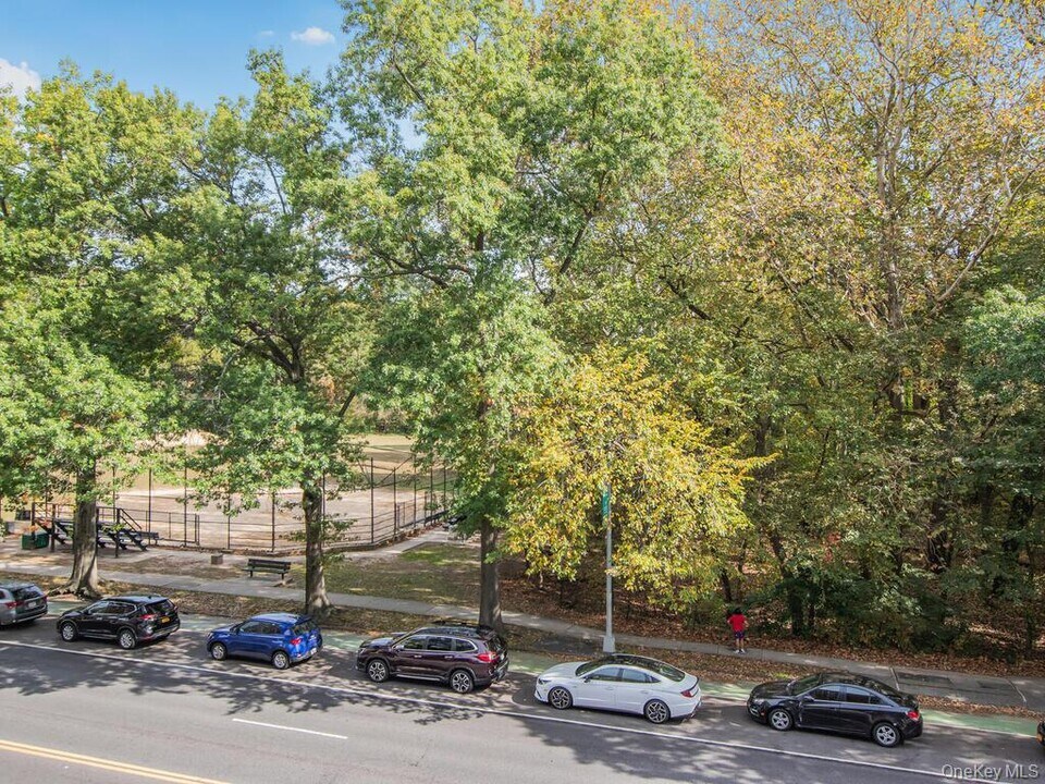 6535 Broadway in Bronx, NY - Building Photo