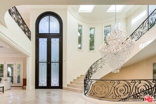 1350 Benedict Canyon Drive in Beverly Hills, CA - Building Photo