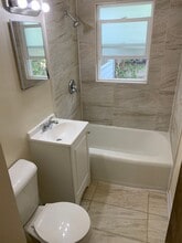 5525 N Long Island Dr in Milwaukee, WI - Building Photo - Building Photo