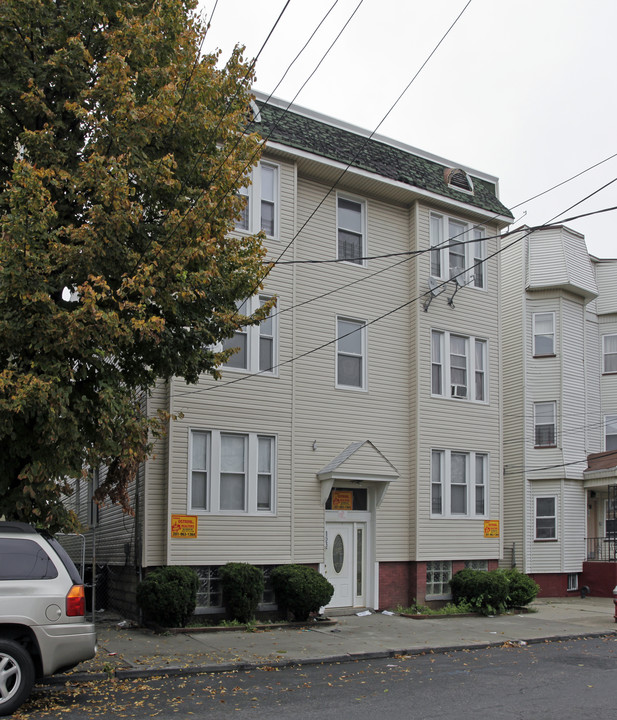 122 Neptune Ave in Jersey City, NJ - Building Photo