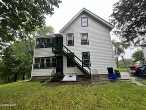 8 Summit St in Rensselaer, NY - Building Photo - Building Photo
