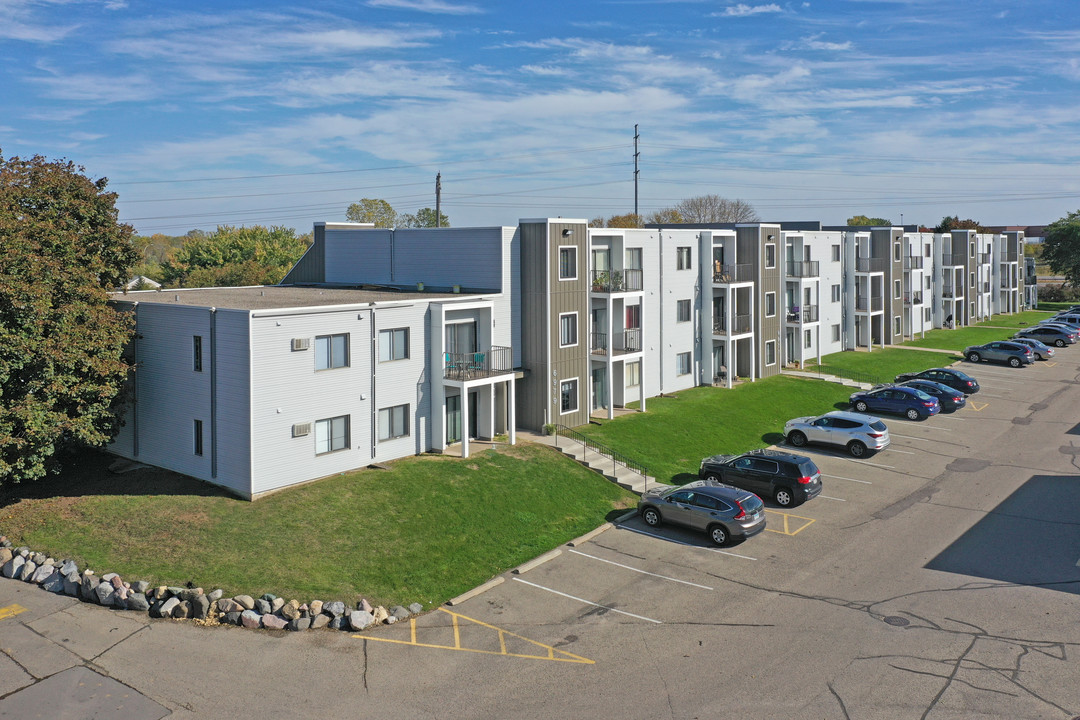 Woodmere Apartments in Woodbury, MN - Building Photo