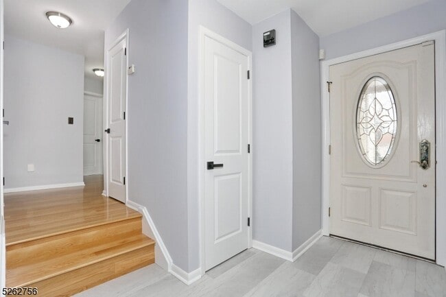 61 Fern Pl in Paramus, NJ - Building Photo - Building Photo
