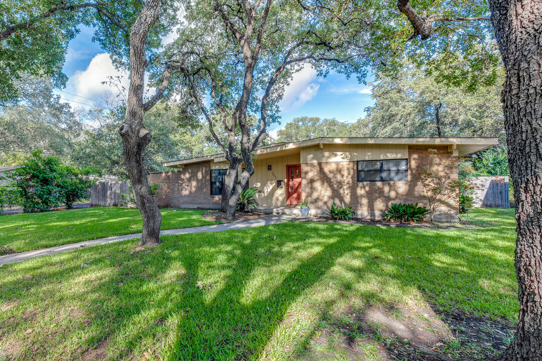 7111 Poniente Ln in San Antonio, TX - Building Photo