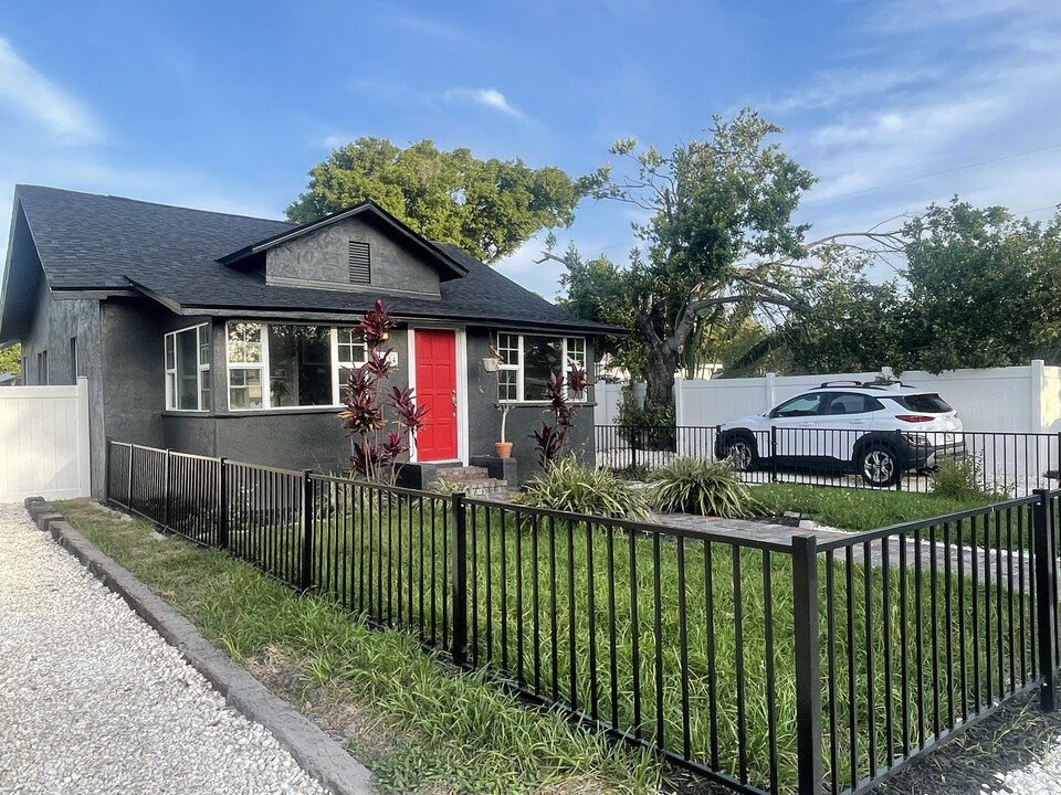 1035 Queen St N in St. Petersburg, FL - Building Photo